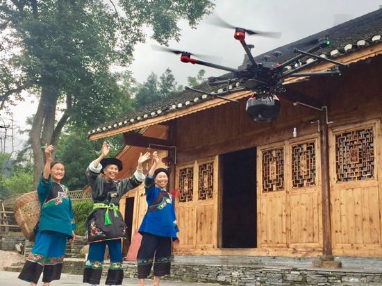 2019年7月，北京工业职业技术学院无人机应用技术专业智能测绘团队的两位老师带着20名学生，在湖南十八洞村用无人机进行基础地理信息采集。北工院供图