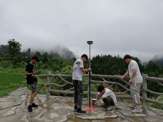北京工业职业技术学院师生在湘西进行野外测绘。北工院供图