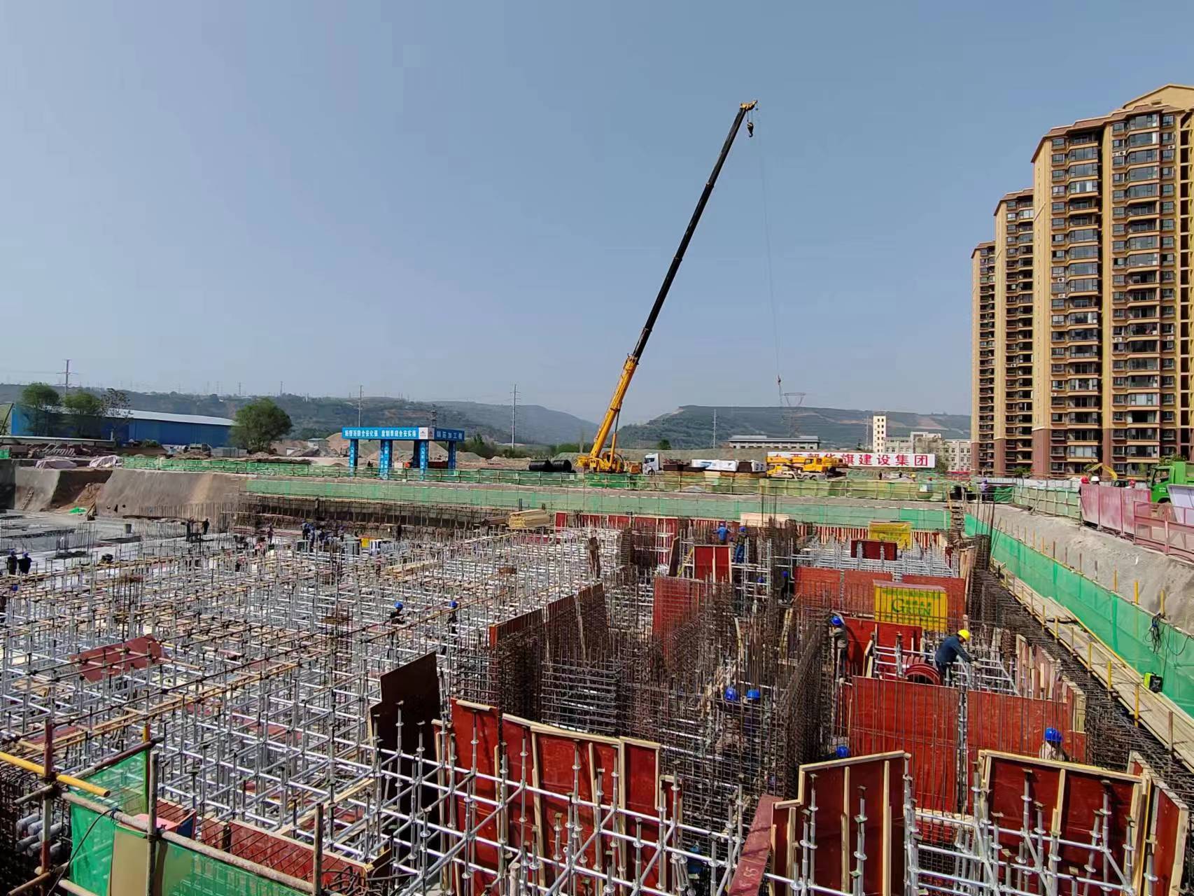 渭滨区第一初级中学建设项目人防车库墙柱模板施工.jpg