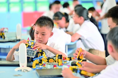 廣西柳州市第八中學(xué)南校區(qū)人工智能課堂上，學(xué)生們?cè)诮M裝智能機(jī)器人。新華社發(fā)